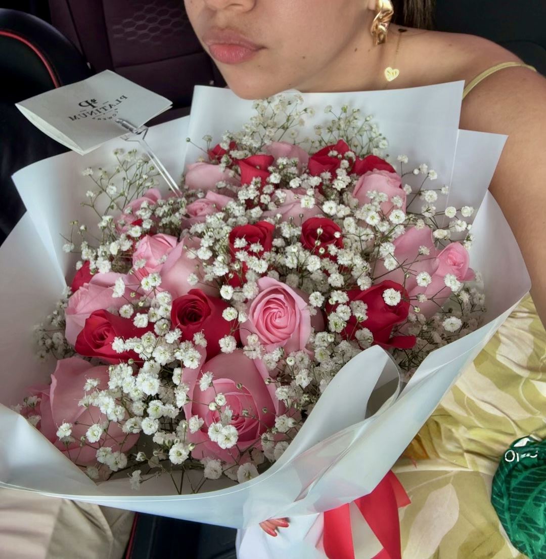 Ramo de rosas rosas y blancas